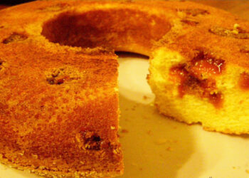 Bolo de fubá com goiabada