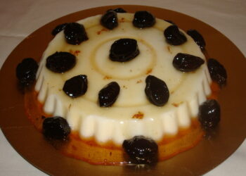 Manjar de coco com calda de ameixa