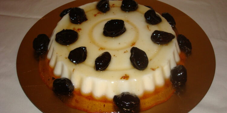 Manjar de coco com calda de ameixa