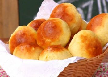 Pão de batata recheado com mortadela
