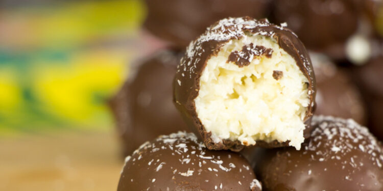 Bombom de coco com chocolate