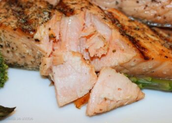 Salmão grelhado com molho de limão