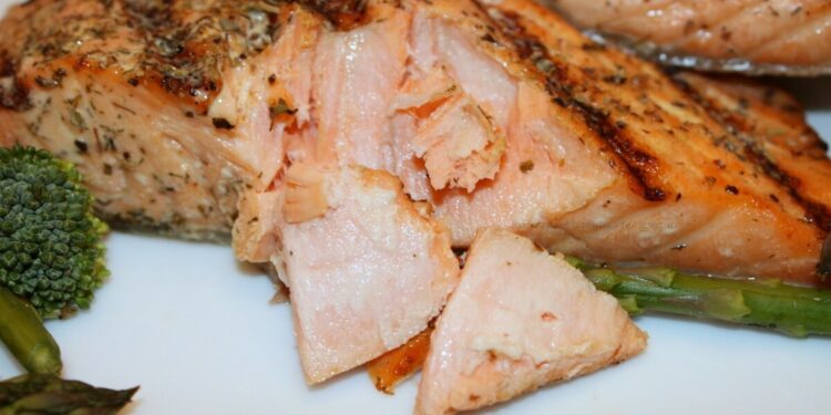 Salmão grelhado com molho de limão