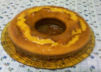 Bolo de laranja com poucos ingredientes muito fácil e delicioso.