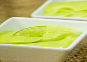 Mousse de abacate com limão