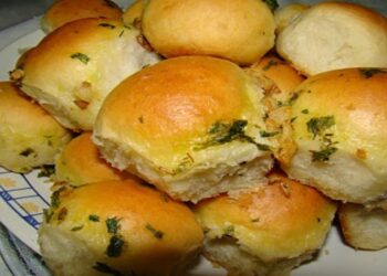 Pão de cebola com cobertura de alho