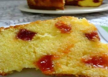 Bolo de fubá com goiabada e queijo