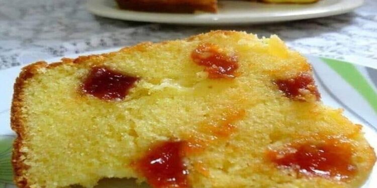 Bolo de fubá com goiabada e queijo
