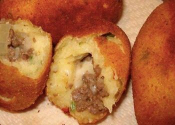 Bolinho de batata e carne moída