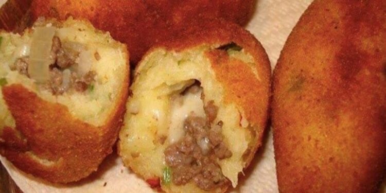 Bolinho de batata e carne moída