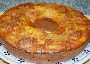 Bolo de iogurte com maçã e canela