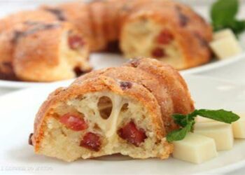 Bolo de pão de queijo recheado