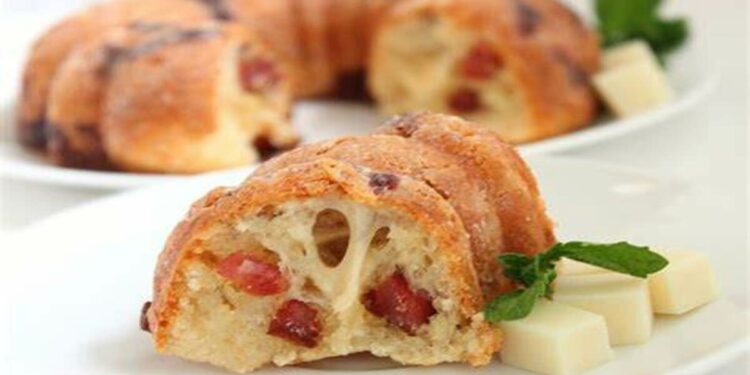 Bolo de pão de queijo recheado