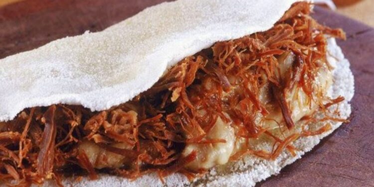 Tapioca com carne seca e queijo