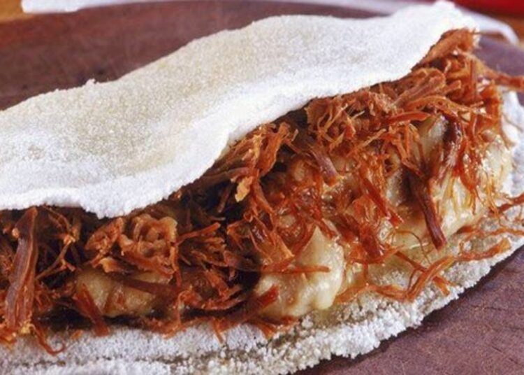 Tapioca com carne seca e queijo