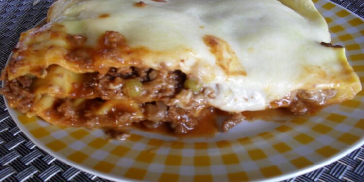 Lasanha bolonhesa com molho branco