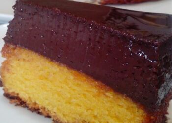 Bolo pudim de cenoura com chocolate