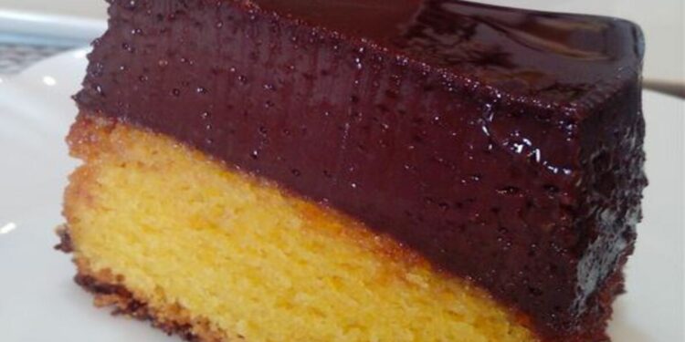 Bolo pudim de cenoura com chocolate