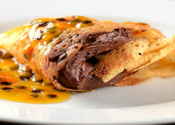 Crepe com chocolate e calda de maracujá